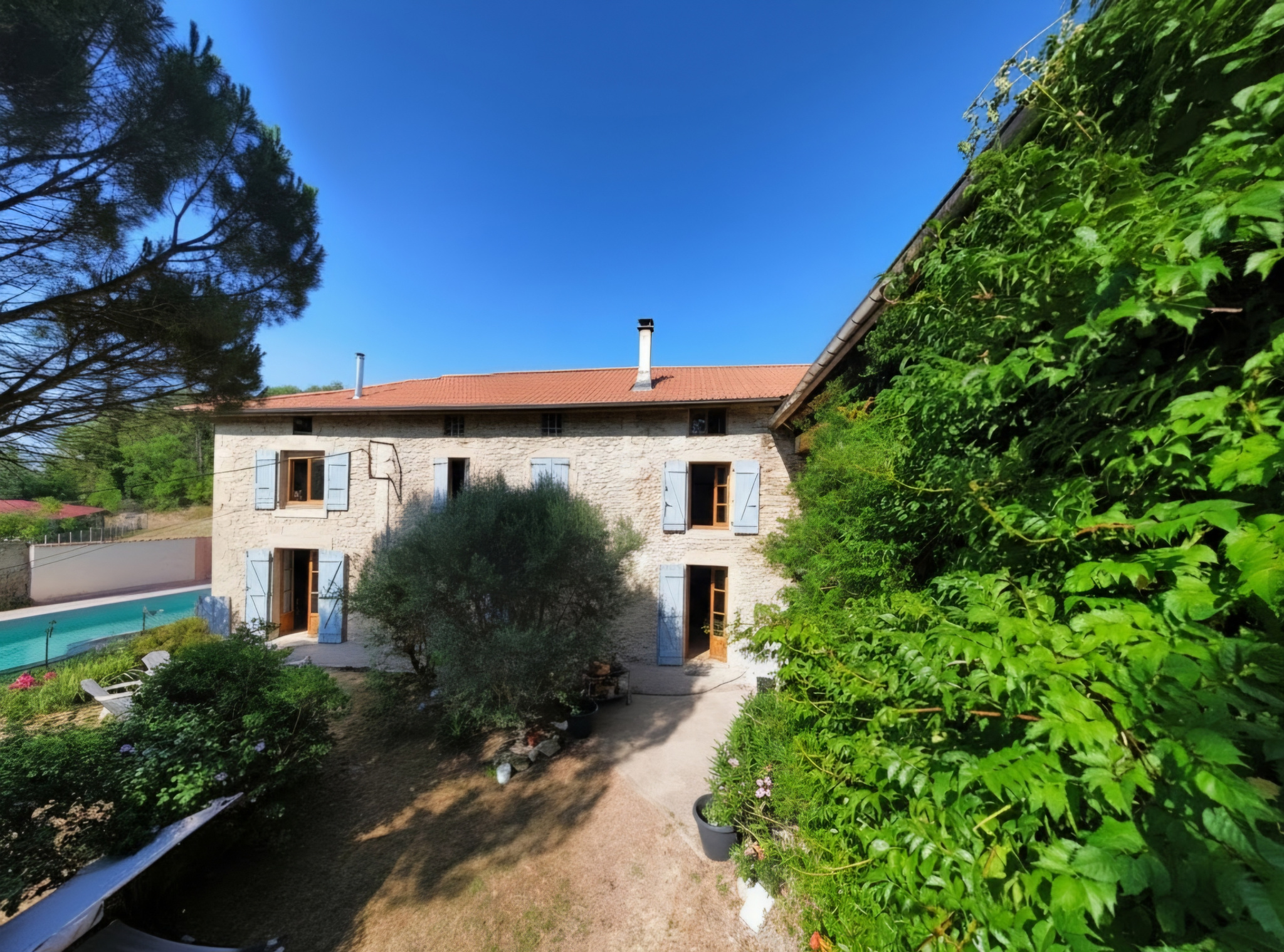 Ancien corps de ferme en pierre à Châtillon-Saint-Jean   Le charme de l'ancien, une maison de famille
