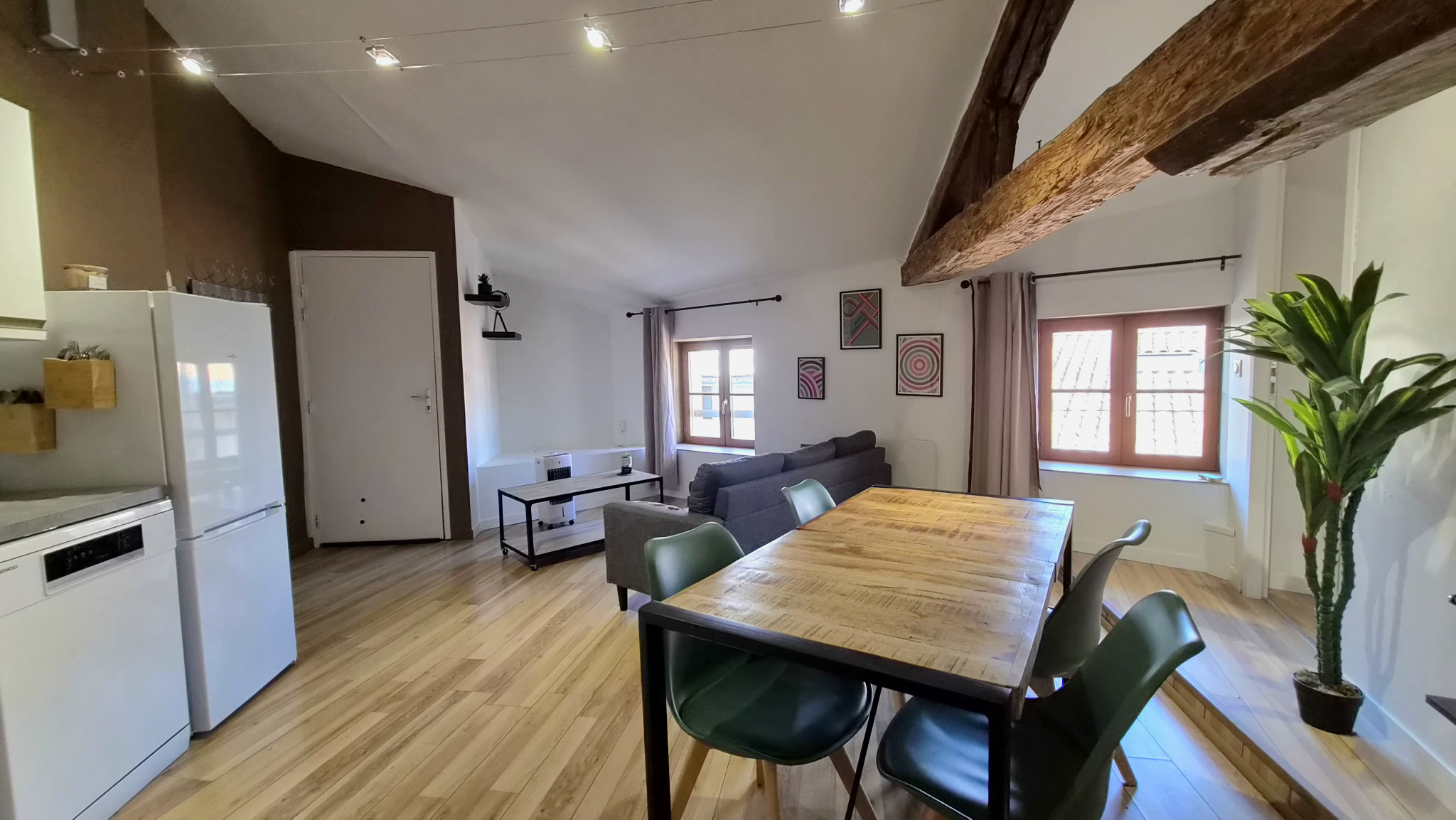 Appartement meublé à louer   Centre historique de Romans-sur-Isère   Dernier étage avec poutres apparentes