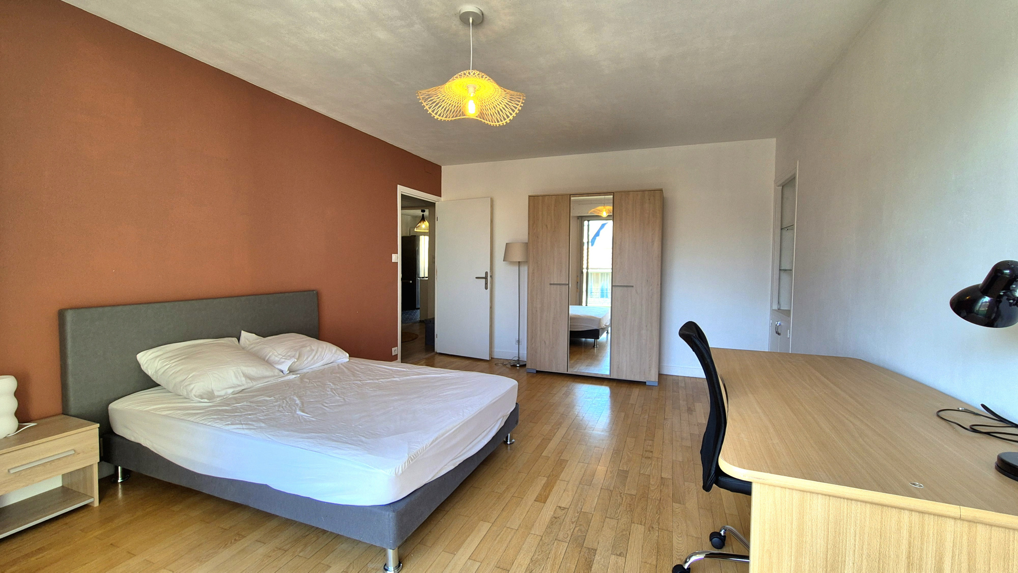 Chambre meublée avec balcon à louer   Colocation étudiante centre-ville Valence